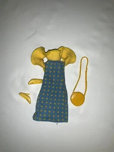 #13 Barbie Outfit blau und gelb gepunktet Kleid Handtasche und Schuhe Kleidung - Bild 1 von 1