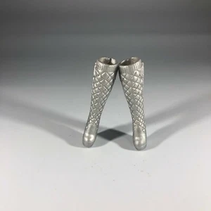 Silberne Overknee-Stiefel Spielzeug im Maßstab 1:6 - Bild 1 von 12