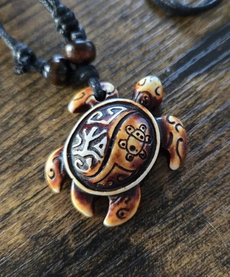 Colar tribal de resina de tartaruga – Pingente ecológico – Joia amuleto da sorte - Imagem 1 de 3