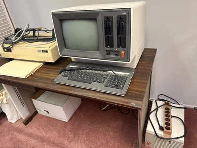 Sistema informático NCR 1102-6000 DM-V de colección con impresora, disco duro y teclado Foto 1 de 4