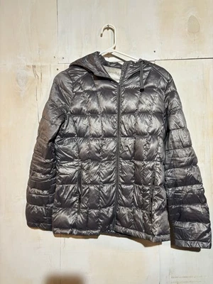 Chaqueta acolchada acolchada con capucha plateada M de Calvin Klein Premium de plumón M Foto 1 de 4