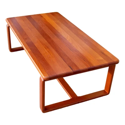 Mesa de centro danesa moderna de teca maciza de mediados de siglo - tapa flotante, base de trineo Foto 1 de 4