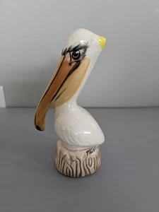 Vintage signierter HATELLA glasierter Keramik Pelikan sitzend auf Pilon 5" Kunstfigur - Bild 1 von 5