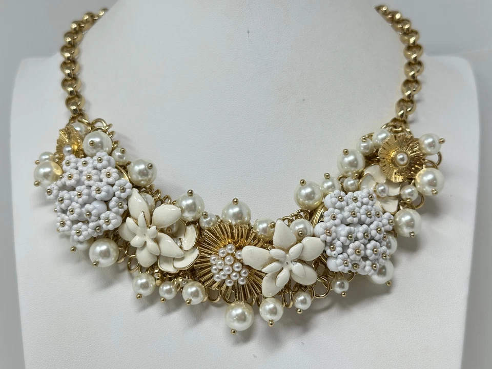 Collar Talbots llamativo esmalte blanco flores perlas de imitación tono dorado Foto 1 de 4