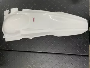 28.Rear fender RMZ 450 - 2005-2007 WHITE - Picture 1 of 2