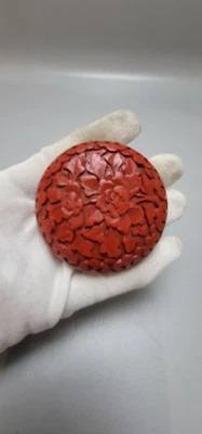 Contenedor de incienso de ceremonia del té de Japón laca Tsuishu floral Kōgō tradicional Foto 1 de 4