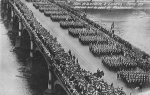 CPA ROYAUME UNI FETES DE LA VICTOIRE A LONDRES DEFILE DES MARINS SUR LE PONT DE - Picture 1 of 1