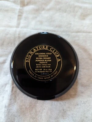 Signature Club A Colloidal Gold Radiance Ultra Creamy Powder Blush  2 .28oz/8g - Image 1 of 3
