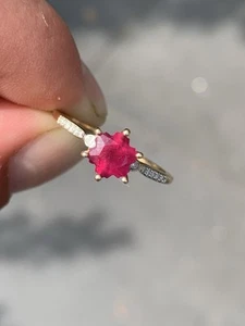 Anillo excepcional de diamantes y rubí estrella tallada en oro de 9 quilates - Imagen 1 de 6