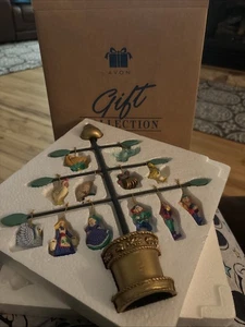 Vintage Avon 12 Días de Navidad 11" Peral con Juego de Adornos 1997 - Imagen 1 de 3