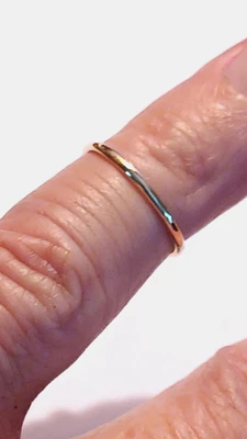 Anillo fino de oro de 14k de 1,5 mm de ancho. Minimalista, Apilable TAMAÑO: 4 - 11 ¡Hecho a Medida! Foto 1 de 3