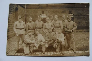 09A1 WWI CPA Tarjeta Postal Foto de Un Grupo De Poilu 14/18 150 Ri Cuartel - Picture 1 of 1