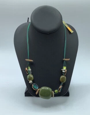 Collar boho de piedras y cuentas verdes Premier Designs de varias hebras Foto 1 de 4