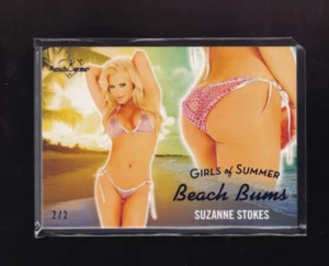 Scaldamuscoli 2025 Ragazze Estate BLU Beach Bums Butt Card 33 Suzanne Stokes 2/2 - Foto 1 di 2