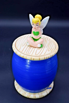 TINKER BELL SENTADO EM UM CARRETEL AZUL DE FIO POTE DE BISCOITO DISNEY 11,5" DE ALTURA - Imagem 1 de 4