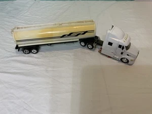 NEW RAY PETERBILT 387 TANKER LONG HAUL TRUCKER 1:43 SCALE - Picture 1 of 3