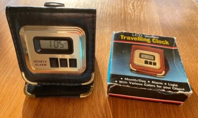 Alter LCD Wallet Reiseuhr 80er Travelling Clock Etui Schwarz Batterie selten OVP - Bild 1 von 4