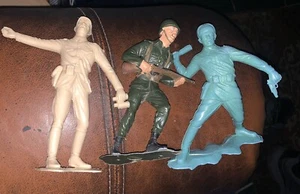 Vintage Louis Marx Mann Kunststoff MILITÄR ERDER Figuren bemalt und selten - Bild 1 von 5
