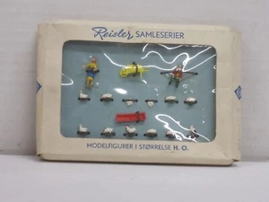 2 Figuren / Bauern mit Hühnern und Zubehör mehrfarbig Box Reisler HO / 1:87 alt - Bild 1 von 2