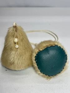 Yoyo esquimal hecho a mano de Alaska, piel, cuero, perlas de imitación y cuentas de oro - Imagen 1 de 5