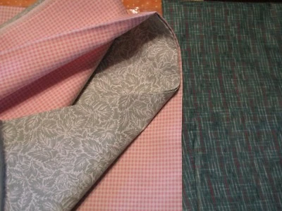 Lote de 3 telas de algodón rosa y verde hojas cuadros 3 yardas en total! Foto 1 de 3