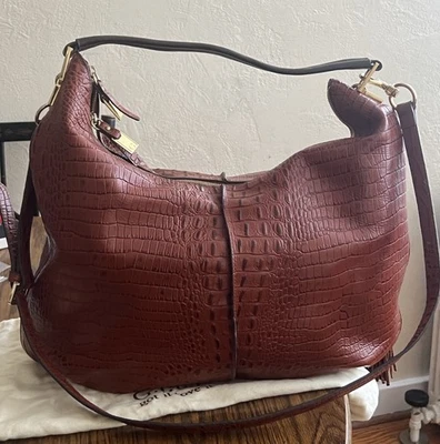 GILI GOT IT LOVE IT BOLSA DE OMBRO HOBO COURO MARROM JACARÉ EM RELEVO - Imagem 1 de 4