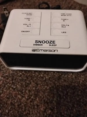 Radio Reloj Despertador Doble Digital Emerson SmartSet Foto 1 de 3