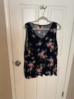 Mujer Plus 3X- Torrid 3, Camisa sin mangas fluida azul con flores rosas.  Foto 1 de 3