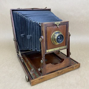 Antica macchina fotografica in legno 6 1/2 x 8 1/2 piastra completa con obiettivo ottone JAS.H.WILCOX - Foto 1 di 12