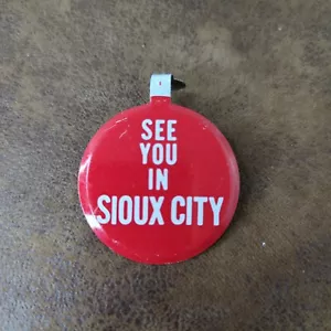 Prendedor vintage Pinback See You In Sioux City Iowa política curva atrás 1,5" años 80 - Imagen 1 de 2