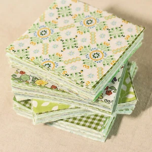50 restos de tela de acolchado estampado floral verde de algodón cuadrados costura artesanía hágalo usted mismo - Imagen 1 de 10