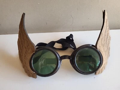 Gafas aladas con lentes verdes como cascos alados unisex Foto 1 de 4