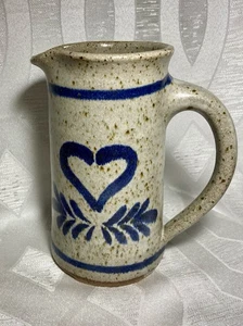 Jarra de gres esmaltado con sal vintage con corazón azul cobalto pintado a mano - Imagen 1 de 9
