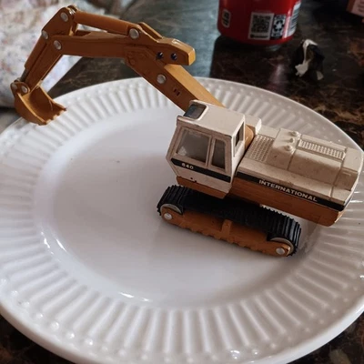 INTERNATIONAL 640 Tracked Excavator 1/64th Scale - Image 1 of 3