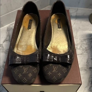 Louis Vuitton dunkelbraune flache Schuhe mit Monogramm Schleife 39,5 oder 9 - Bild 1 von 6