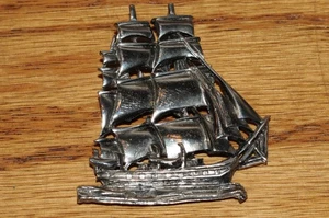 Vintage silberfarbene Segelschiff Anstecknadel Brosche Schmuck wogende Segel 1-3/4 mal 1,5 - Bild 1 von 10