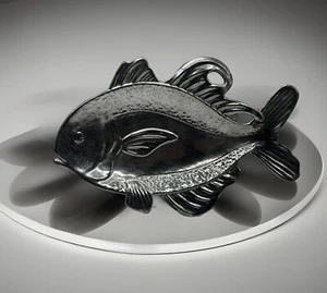 Raro RETRO Vintage Pier 1 Plato Art Deco Color Plata 3D Forma Pez - Imagen 1 de 14