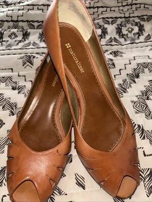 Naturalizer 10 W Shiraz Sillín Peep Toe Bomba Tostado 2 pulgadas Tacones Foto 1 de 4
