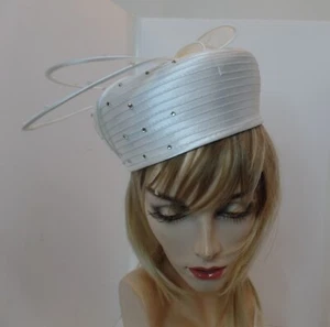 Franccesca Bellini White Poly Fascinator Hat W Bling OSFM Excellent Condition - Picture 1 of 12