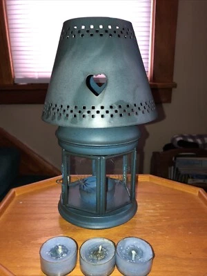 ANTIGUA LINTERNA CANDELABRO DE METAL Y VIDRIO DE 2 PIEZAS CON CORAZÓN RECORTADO Y ESTRELLAS ESMERILADAS Foto 1 de 4