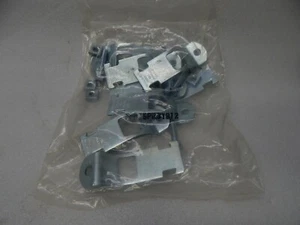 Abrazadera Cooper B2213 B-Line 5 piezas, abrazadera de puntal EMT de agarre múltiple de 2 pulgadas chapada en zinc  - Imagen 1 de 2