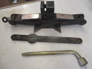 96 Mazda MPV Jack & Tools w/Plastic Cover 97-98 - Picture 1 of 3