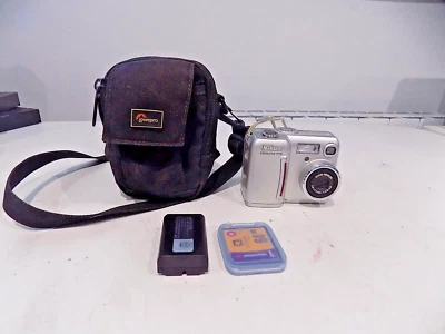 Nikon Coolpix 775 2MP Digital Camera Silver in Case UNTESTED Sold as SPARES - Image 1 of 4