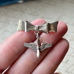 Broche de novia de colección de la Segunda Guerra Mundial plateado del ejército de Estados Unidos cuerpo aéreo alas de arco victoria - Imagen 1 de 6