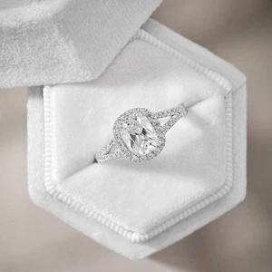 Hermoso anillo de compromiso de diamantes simulados de corte cojín enchapado en oro blanco de 14 k - Imagen 1 de 8