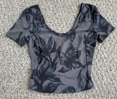 Top corto floral gris de lululemon talla S usado en excelente estado Foto 1 de 2