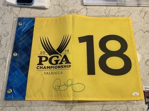 Bandera del Campeonato de la PGA 2014 JSA firmada a mano por Rory McIlroy - Imagen 1 de 4