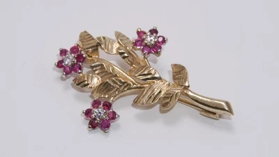 Conjunto de broche floral de rubí y circonitas cúbicas de oro amarillo y blanco de 9 quilates pre-amado 9k Foto 1 de 4