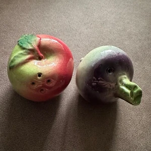 VINTAGE DARBYSHIRE AUSTRALIAN POTTERY TURNIP & APPLE SALT & PEPPER SHAKERS - Picture 1 of 13
