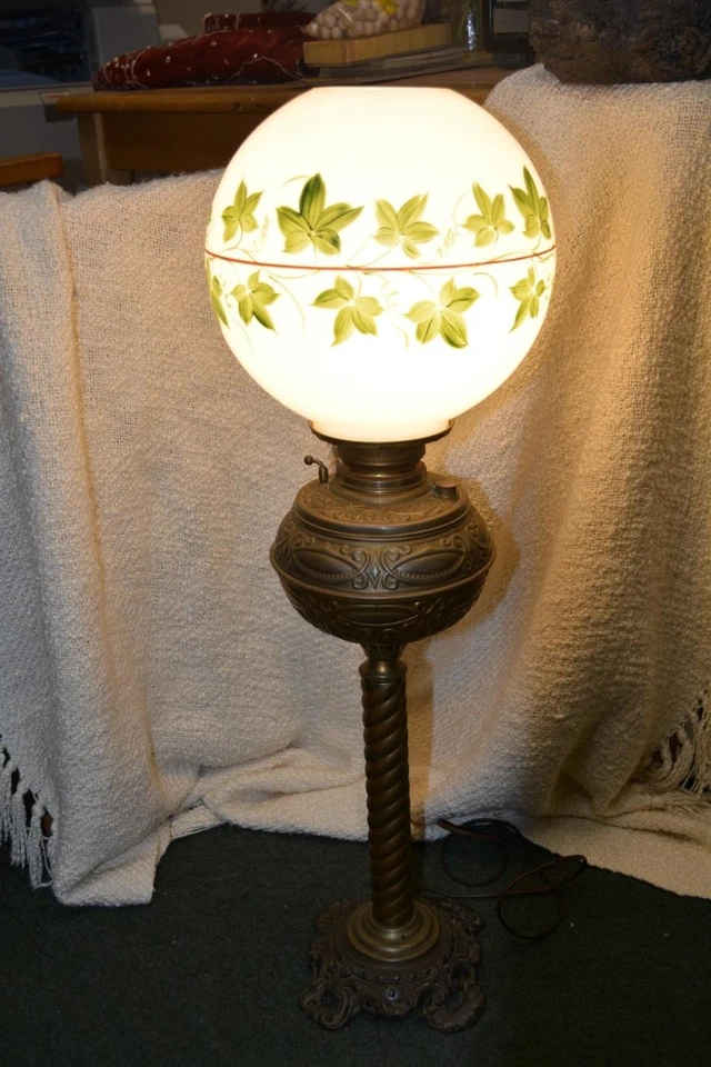 Lámpara de mesa eléctrica de salón de latón ornamentado GWTW banquete verde hiedra pintado globo VA Foto 1 de 1